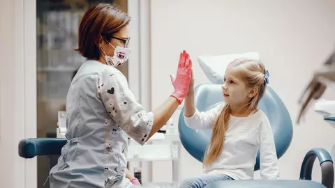 Rutina care face diferența: cum pregătești copilul pentru controale dentare firești