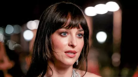 Imagini cu Dakota Johnson aproape goală. Actrița susține că „uneori, pur și simplu să fii este cel mai sexy lucru”