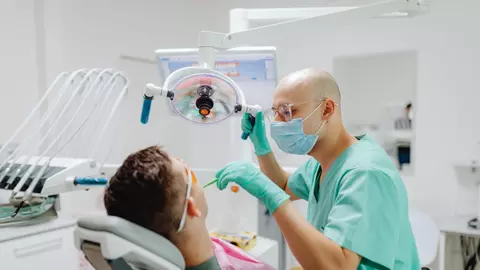 Costul real al unui implant dentar în București