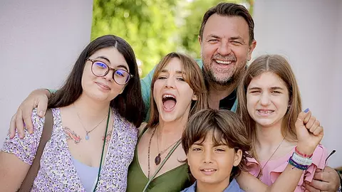 Horia Brenciu s-a reunit cu familia. Soția Alice și copiii lor s-au întors din Kuala Lumpur: „E primăvară în țară, dar nu și în lumea în care trăim”