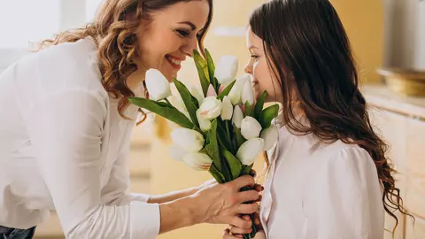 Horoscop mâine, 8 martie 2026: ziua femeii și a mamei sub Luna în Rac. Emoții puternice, reconciliere și recunoștință