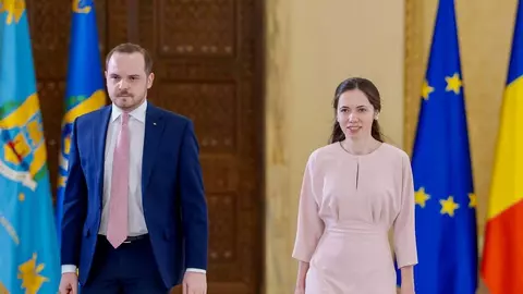 Cât costă rochia roz pastel purtată de Mirabela Grădinaru la un eveniment organizat de Administrația Prezidențială. S-a asortat cu ministrul sănătății