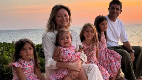 Laura Cosoi le-a dezvăluit fetelor sale ce este „bebelușul din burtică”. Cum au reacționat cele patru micuțe