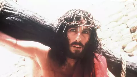 Ce face și cum arată la 81 de ani Robert Powell, actorul „venerat” ca Iisus din filmul „Iisus din Nazaret”?