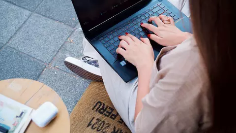 Lucrează remote de oriunde ai fi: ce gadgeturi esențiale îți trebuie pentru WFH în 2026