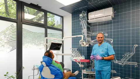 Implantolog Sector 2: ce criterii contează atunci când alegi medicul pentru implant dentar