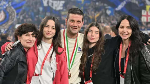 Cristi Chivu, imagini emoționante alături de familie după ce Inter a câștigat Cupa Italiei. Antrenorul român și-a îmbrățișat soția și fiicele pe teren