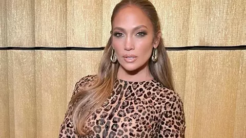 Jennifer Lopez, în cea mai transparentă rochie din garderoba sa. Și-a arătat lenjeria intimă la un eveniment monden