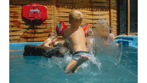 Cum să combini distracția, răcoarea și siguranța: checklist complet pentru utilizarea piscinei acasă