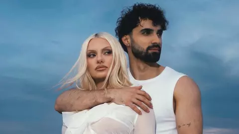 Alexandra Stan, în costum de baie la plajă, înainte de a naște. Artista va aduce pe lume o fetiță