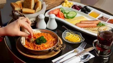 Ce să nu mănânci niciodată la all inclusive! Riscurile la care te expui, potrivit nutriționistului