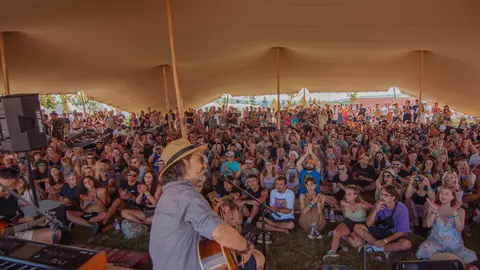 Dilema festivalierului: camping sau oraș?