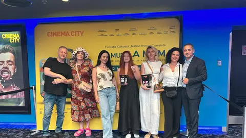Comedie cu bucluc: zâzanie şi nemulţumiri în distribuţia filmului „MĂ MUT LA MAMA” 