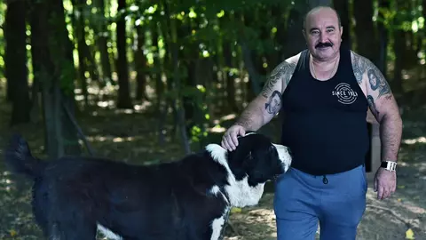 Cum arată vila lui Nuțu Cămătaru din Ferentari. Imagini cu proprietatea unde cresc canguri, cămile și cai de competiție