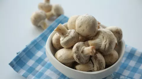 Ciupercile champignon și pleurotus nu trebuie spalate niciodată sub jet de apă! Cum trebuie procedat corect