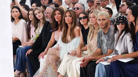 Cum arată sora lui Jennifer Lopez, Lynda. Cele două au făcut spectacol la Paris și au atras toate privirile
