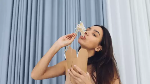 E adevărat că dacă mănânci mai des îți accelerezi metabolismul?