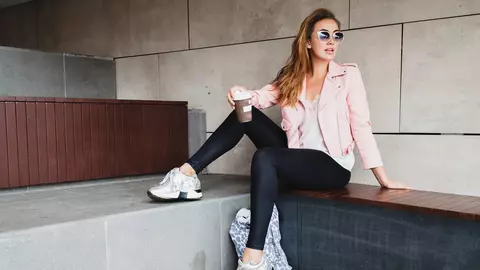 Adidașii albi în garderoba modernă: cum îi porți cu stil în orice sezon
