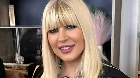 Elena Udrea, apariție în rochie roșie cu trenă, în rolul de nașă. Fiica ei, Eva, a purtat o ținută asemănătoare