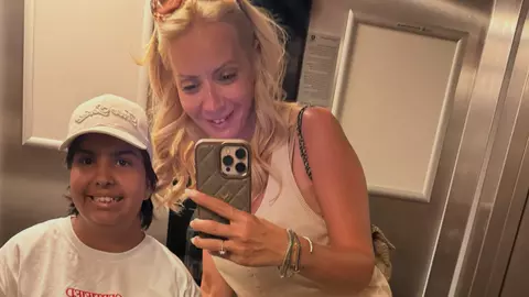 Imagine emoționantă cu Daciana Sârbu și fiica adoptată de ea și Victor Ponta. Maria a împlinit 12 ani, iar sora mai mare, Irina, i-a făcut o surpriză