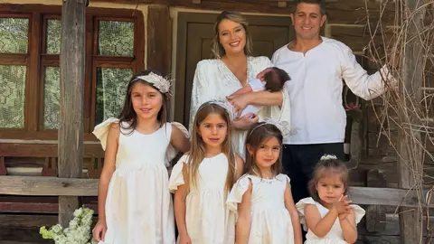 Laura Cosoi, în costum de baie la o lună după ce a devenit mamă pentru a cincea oară. Unde a plecat actrița