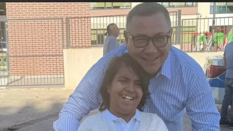 Victor Ponta și Daciana Sârbu, din nou o familie în prima zi de școală. Au fost alături de Maria, fetița lor adoptată