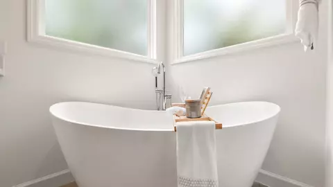 Renovarea băii într-un apartament dat în chirie: unde merită să investești și unde poți simplifica