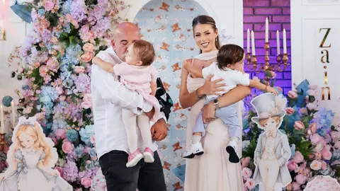 Cum arată gemenii Roxanei Nemeș la un an. Ania și Zain, primele imagini în care li se văd chipurile