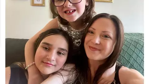 Motivul pentru care o mamă a decis să îndepărteze bunicii din viața fiicelor sale