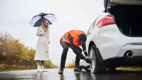 A explodat cauciucul mașinii tale? Iată principalele cauze și ce să faci pentru a rămâne în siguranță pe șosea