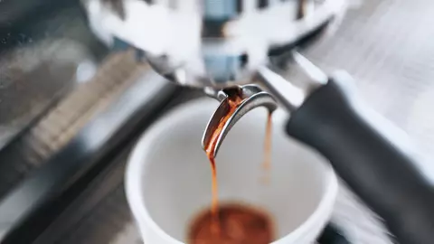 Îi dorești viață lungă espressorului tău pentru cafea? Află cum îl întreții corect