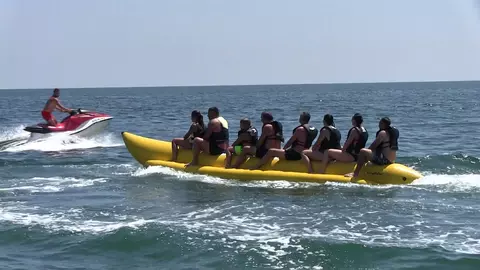 Cât de periculoasă e ”banana”, distracția preferată a românilor la mare. Medicul avertizează: „E ca și cum ne lovim de beton”