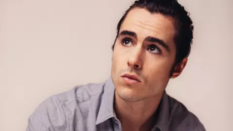 Ben Schnetzer a semnat pentru rolul celebrului dirijor român Sergiu Celibidache în filmul „Cravata galbenă”, în locul lui Rupert Friend