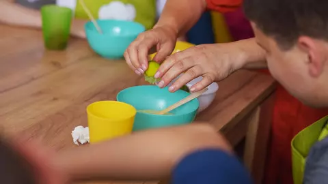 Terapia prin gătit crește șansele de recuperare pentru copiii cu autism, retard mental ori sindrom Down