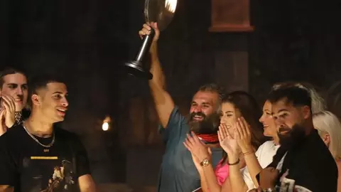 Dan Ursa, în genunchi în fața fiicei sale după ce s-a întors în România de la Survivor 2023. 5 luni a stat departe de familie