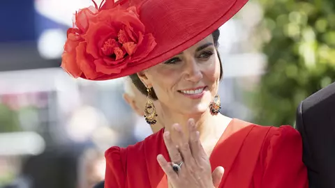Cea mai frumoasă apariție de la Royal Ascot! Kate  Middleton a purtat culoarea pasiunii la celebrul eveniment