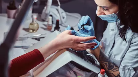 5 Motive pentru care ar trebui să te înscrii la un curs de unghii cu gel