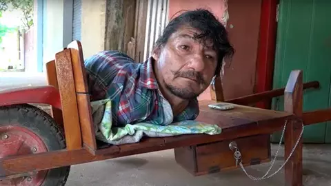 Un bărbat născut fără membre a sfidat toate obstacolele când și-a crescut singur cele două fiice