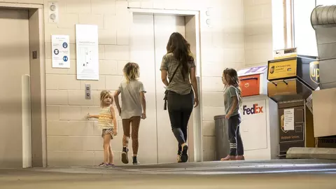 Megan Fox, reacție la criticile fanilor care o acuză că își forțează fiii să poarte haine de fete