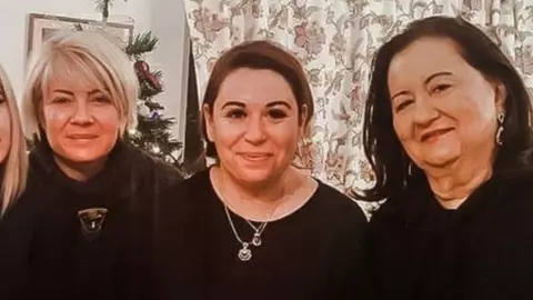 Catinca Roman rupe tăcerea după ce Oana a spus că plătește singură azilul Mioarei Roman: „Se face singură de râs”. Scandal între surori