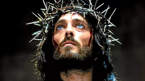 Cum arată azi Robert Powell, actorul care l-a interpretat pe Iisus din Nazaret?