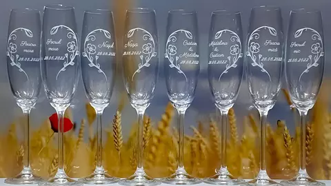 Înfrumusețați-vă în mod unic nunta cu pahare personalizate!