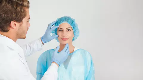 Adevărat sau fals? Mituri despre chirurgia estetică