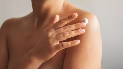 Protecție arsuri solare: Cremă SPF sau un spray SPF față?