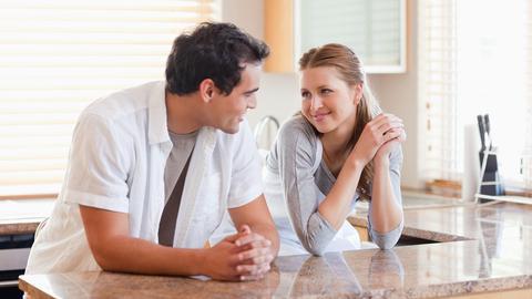 Test alege culoarea potrivită interacțiunilor cu partenerul de viață. Faci compromisuri, aduni frustrări sau sunteți mereu în consens