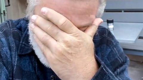 Alec Baldwin, de nerecunoscut. A fost văzut alături de familia sa în New England