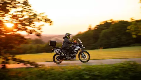 De ce segmentul adventure crește de la an la an: motociclete care te scot din oraș și te duc mai departe decât ai planificat