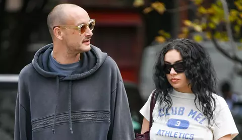 Charli XCX și George Daniel s-au căsătorit. Ce rochie de mireasă a ales artista