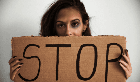 12 forme de violență domestică pe care nu le cunoști. Cea fizică nu e singura!