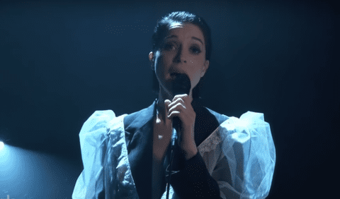 St. Vincent poartă un costum Seen Users în cadrul emisiunii Jimmy Kimmel Live!